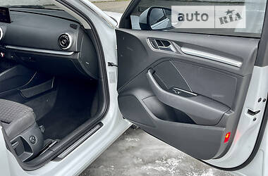 Хэтчбек Audi A3 2013 в 