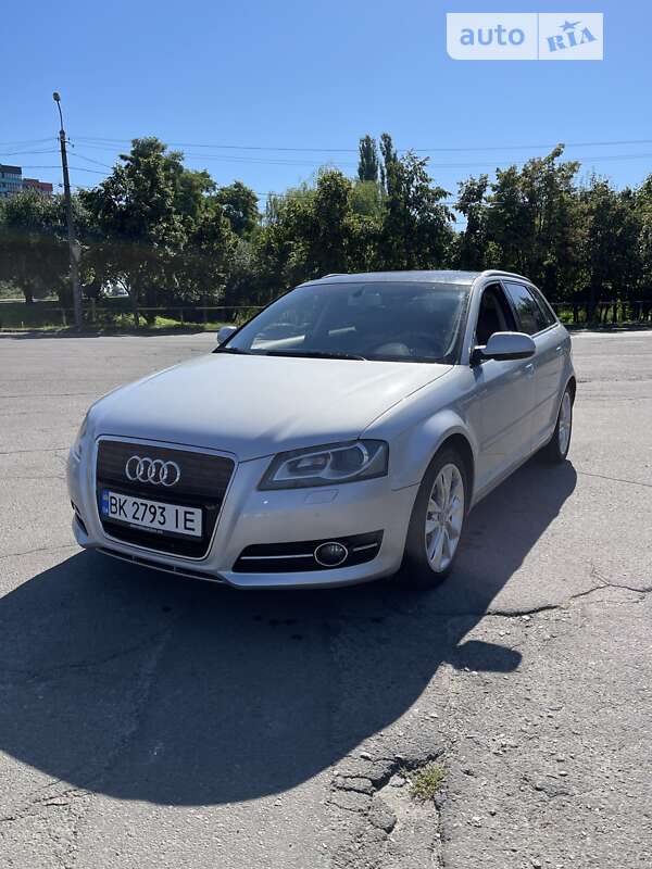 Хетчбек Audi A3 2012 в 