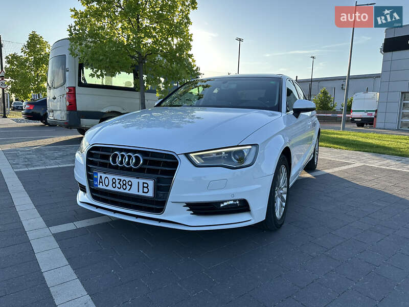 Седан Audi A3 2016 в Ужгороде