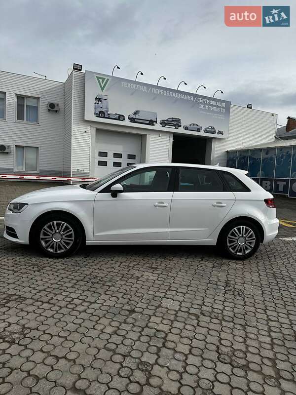 Хэтчбек Audi A3 2015 в Заставной