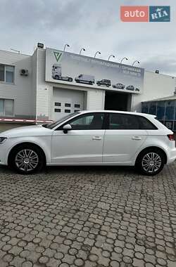 Хэтчбек Audi A3 2015 в 