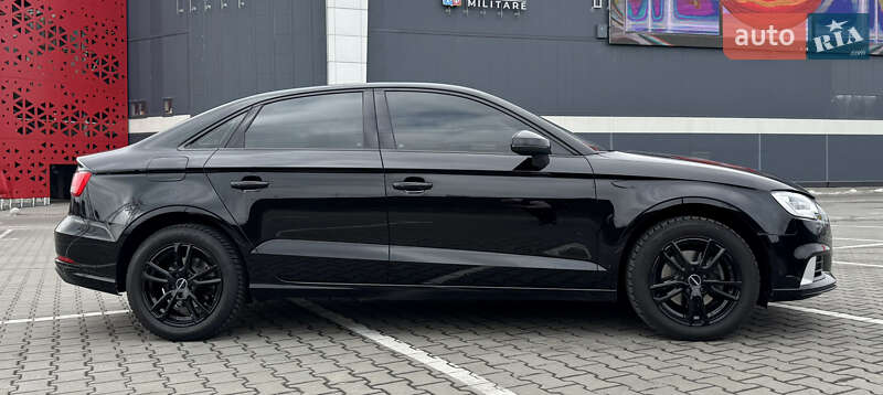 Седан Audi A3 2018 в Киеве