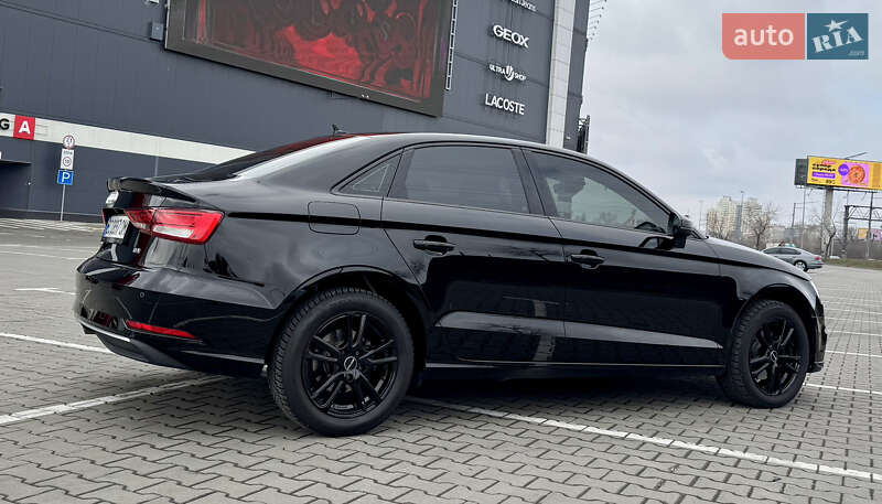 Седан Audi A3 2018 в Киеве