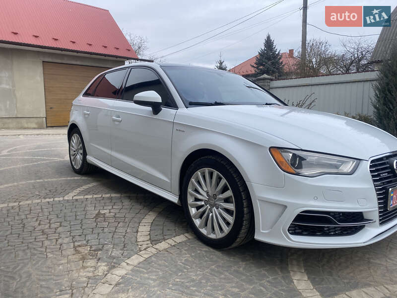 Хэтчбек Audi A3 2016 в Новояворовске