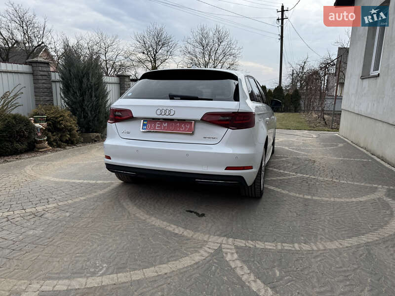Хэтчбек Audi A3 2016 в Новояворовске