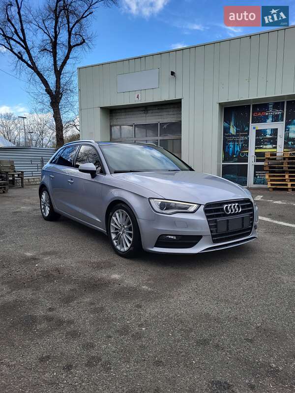 Хэтчбек Audi A3 2016 в 