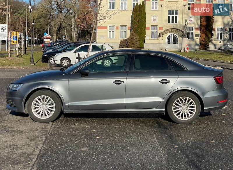 Седан Audi A3 2016 в Ужгороде