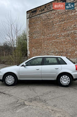 Хэтчбек Audi A3 2002 в 