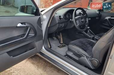 Хэтчбек Audi A3 2004 в 