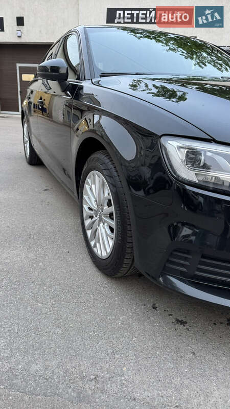 Хэтчбек Audi A3 2018 в Житомире