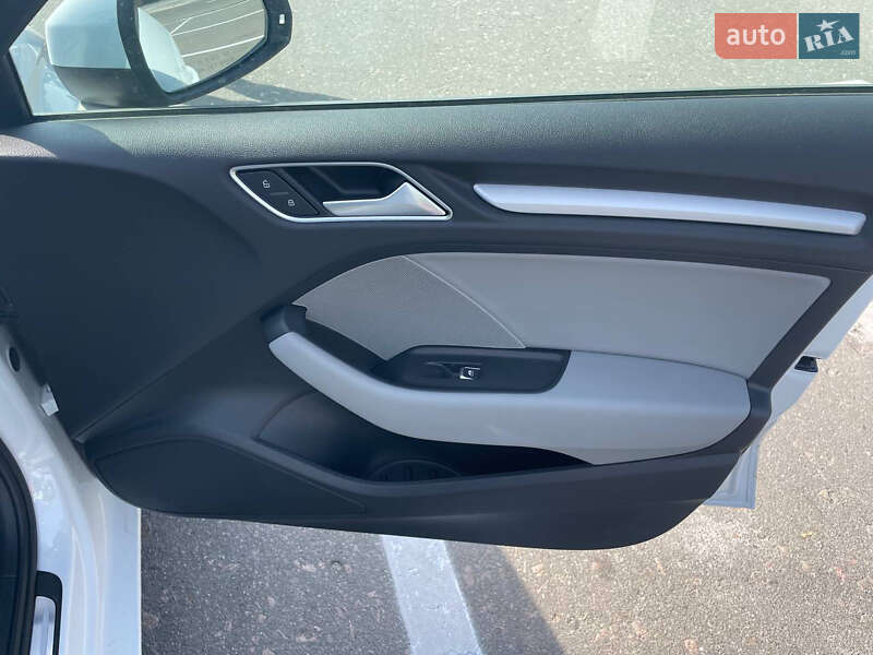 Седан Audi A3 2018 в Киеве