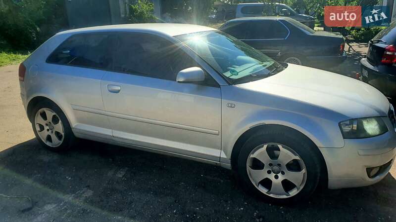 Хетчбек Audi A3 2004 в 