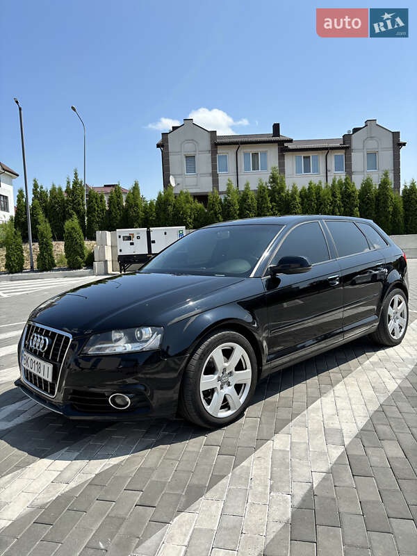 Хэтчбек Audi A3 2011 в 