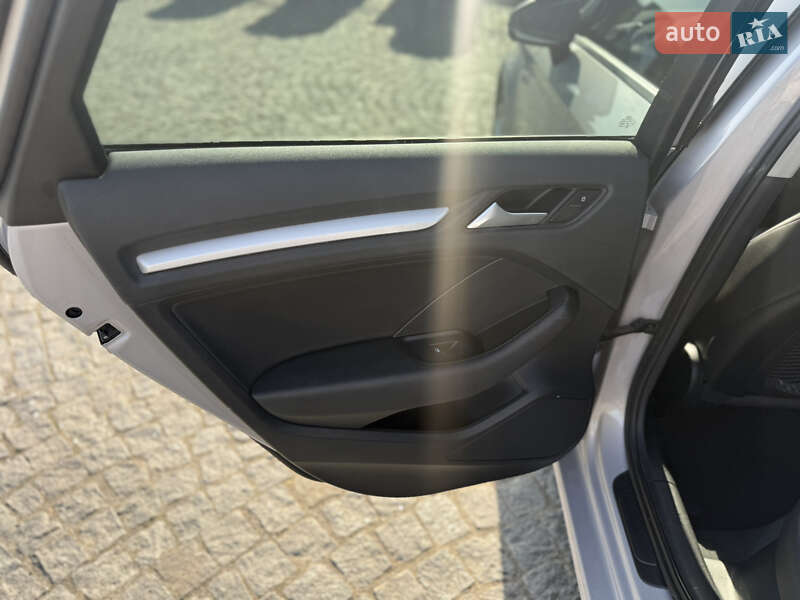 Седан Audi A3 2014 в Жовкве