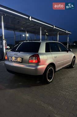 Хэтчбек Audi A3 2001 в 