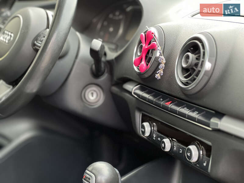 Седан Audi A3 2015 в Ровно