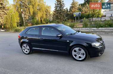 Хэтчбек Audi A3 2004 в 