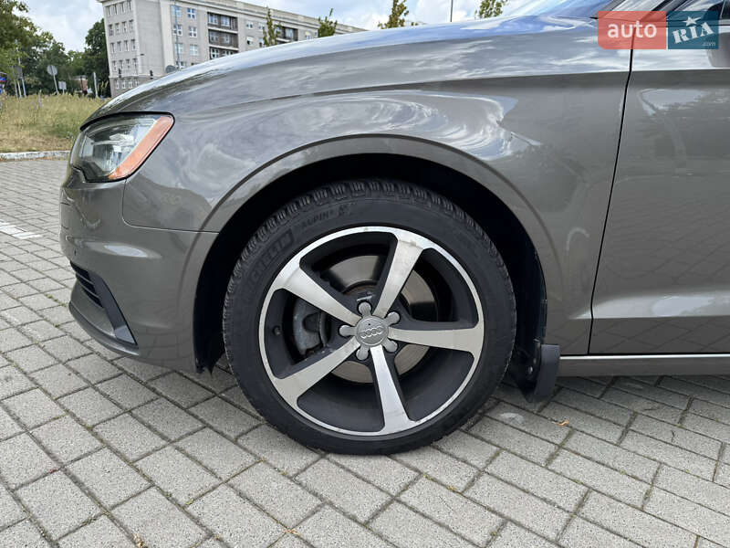 Седан Audi A3 2015 в Самборі