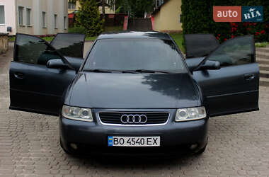 Хэтчбек Audi A3 2002 в 