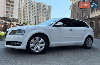 Хэтчбек Audi A3 2013 в 