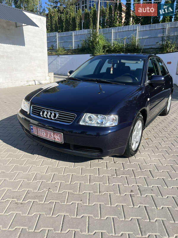 Хэтчбек Audi A3 2001 в 