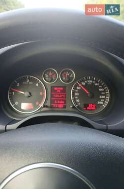 Хэтчбек Audi A3 2004 в 
