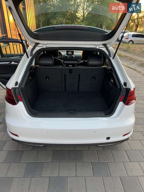 Хэтчбек Audi A3 2016 в Запорожье