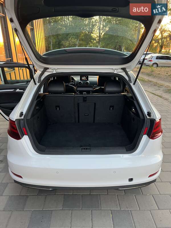 Хэтчбек Audi A3 2016 в Запорожье