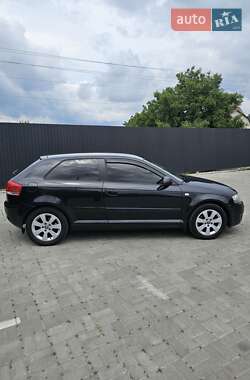 Хэтчбек Audi A3 2004 в 