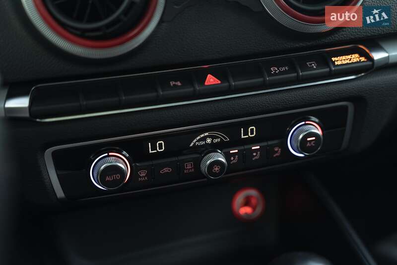 Седан Audi A3 2015 в Чернівцях
