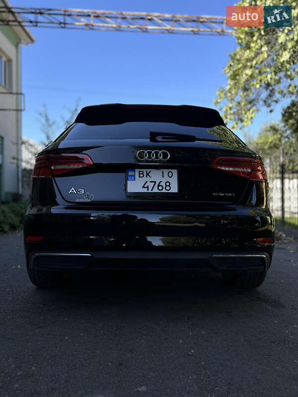 Седан Audi A3 2017 в Ровно
