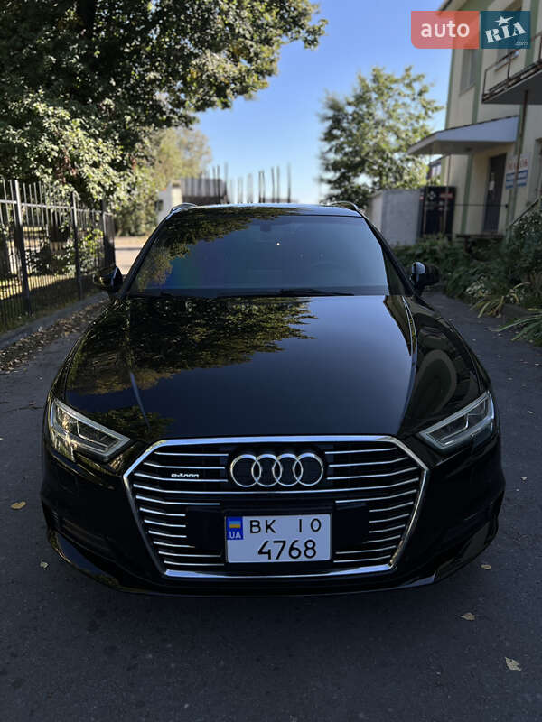 Седан Audi A3 2017 в Ровно