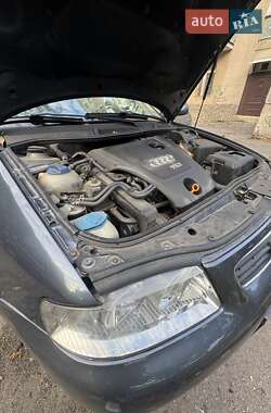 Хэтчбек Audi A3 2002 в 