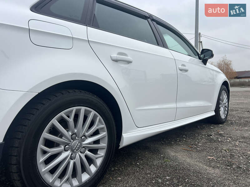 Хэтчбек Audi A3 2016 в Киеве