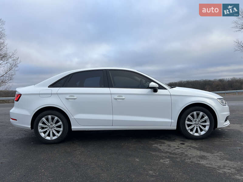 Седан Audi A3 2015 в Балаклії