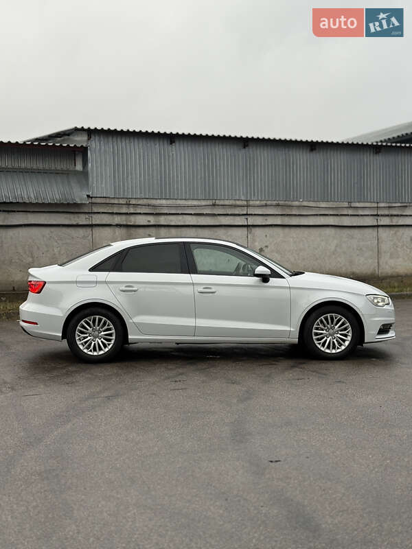Седан Audi A3 2016 в Киеве