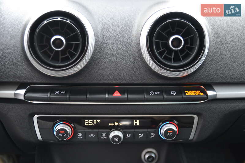 Седан Audi A3 2017 в Луцке