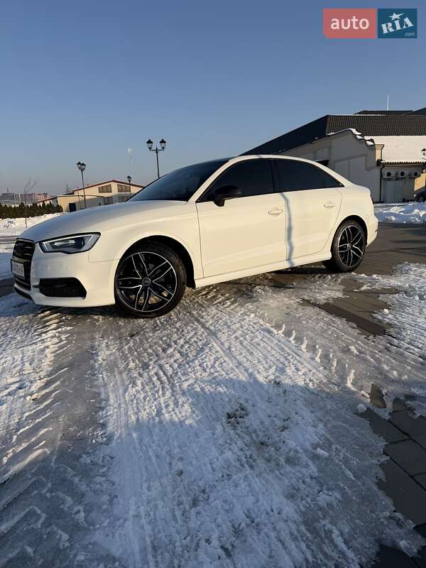 Седан Audi A3 2016 в Мукачевому