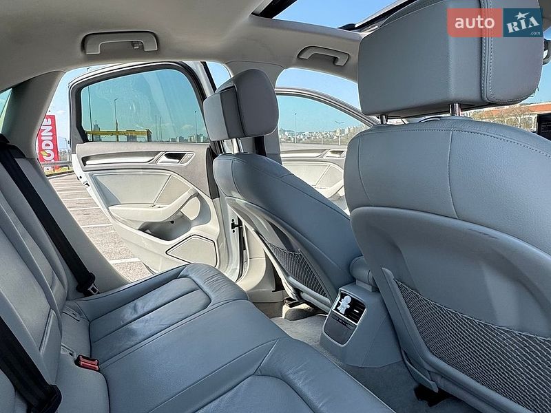 Седан Audi A3 2015 в Ромнах