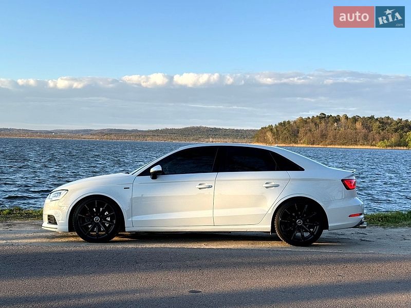 Седан Audi A3 2016 в Новояворівську