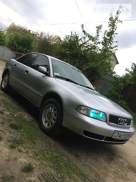 Седан Audi A4 1995 в Чернівцях