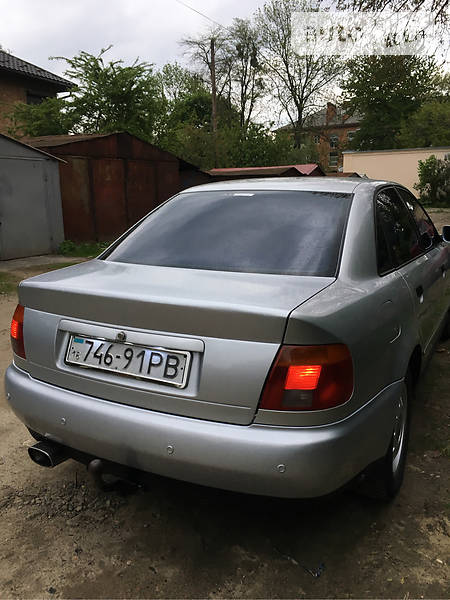 Седан Audi A4 1995 в Чернівцях
