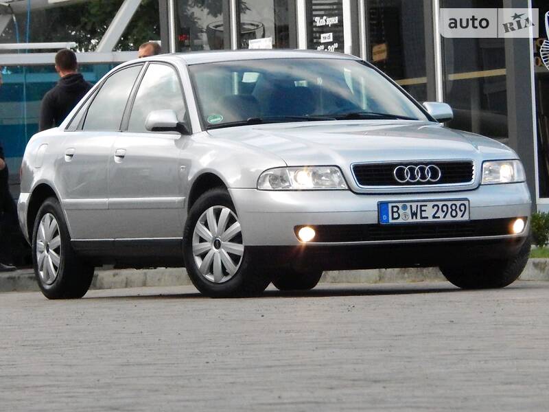 Седан Audi A4 2000 в Сарнах