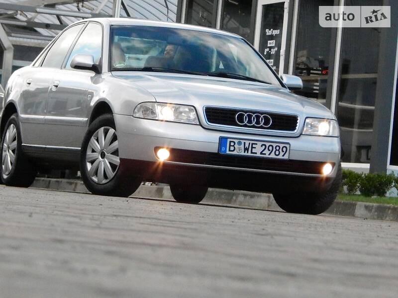 Седан Audi A4 2000 в Сарнах