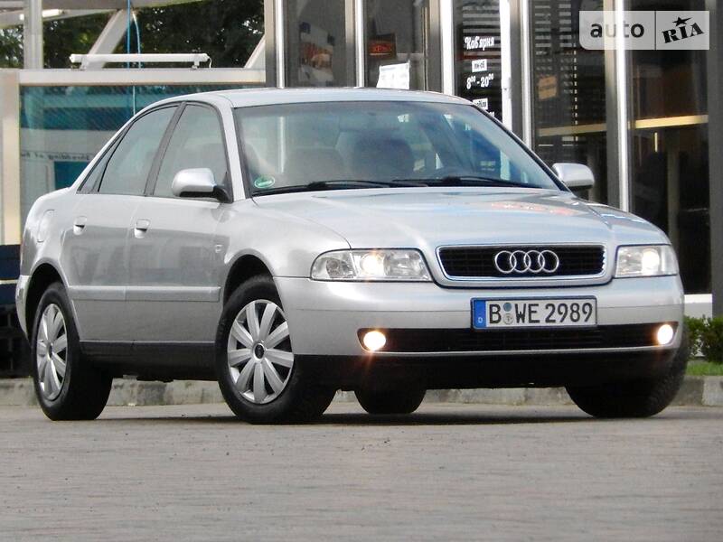 Седан Audi A4 2000 в Сарнах