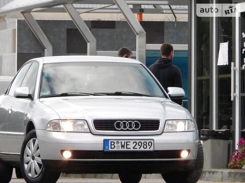 Седан Audi A4 2000 в Сарнах