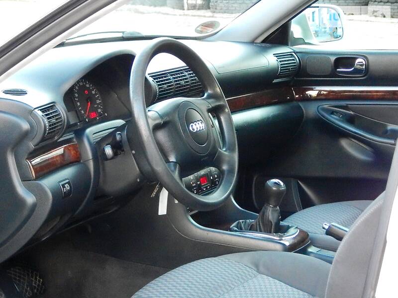 Седан Audi A4 2000 в Сарнах