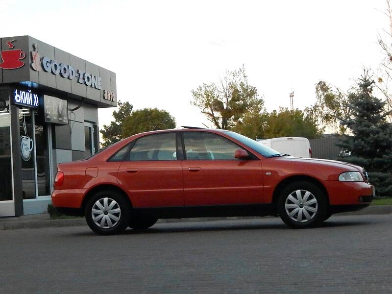 Седан Audi A4 2000 в Сарнах