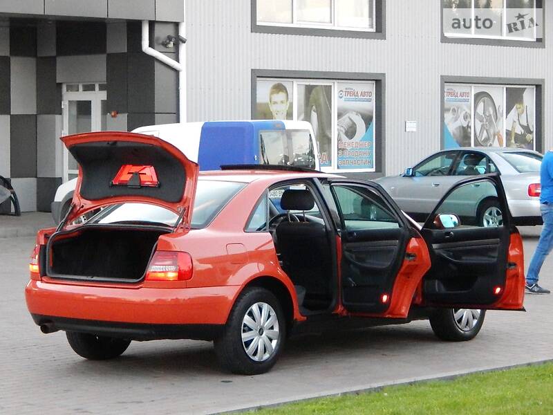 Седан Audi A4 2000 в Сарнах