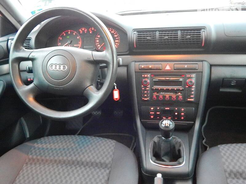 Седан Audi A4 2000 в Сарнах